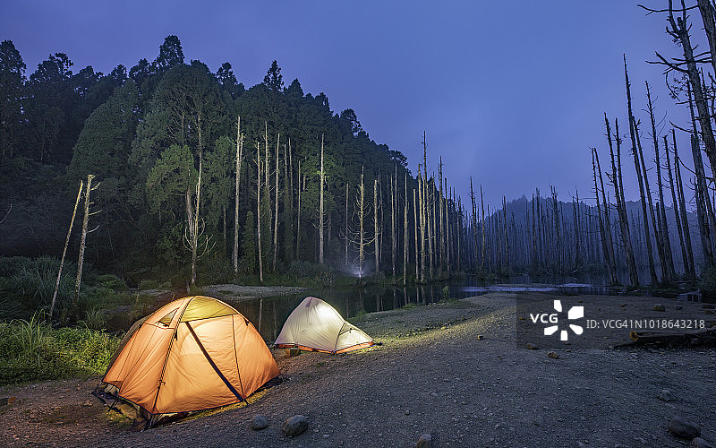 水漾森林的黄昏帐篷图片素材