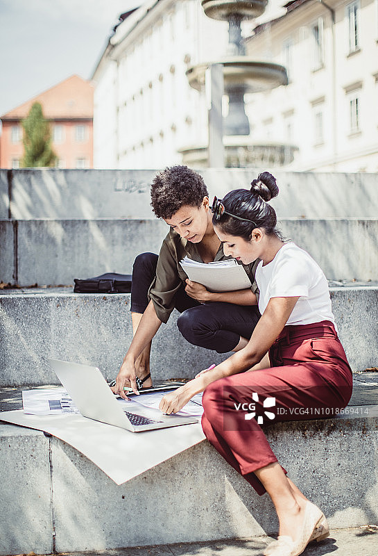 在街上工作的建筑师图片素材