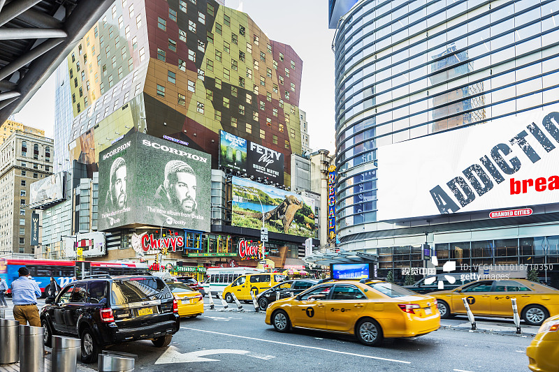 曼哈顿中城第八大道与西42街拐角处的出租车图片素材