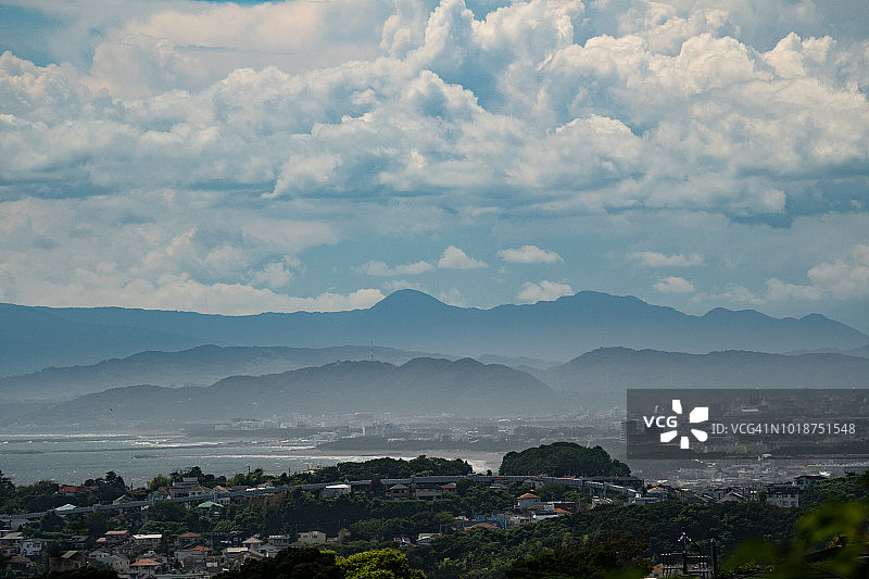 日本神奈川县箱根山、相模湾及平冢、茅崎和藤泽市的夏日云彩图片素材