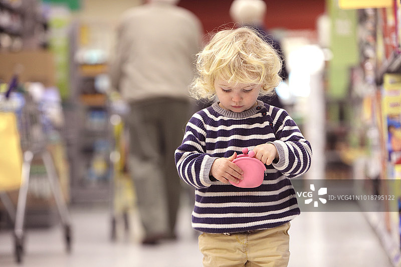 在商店里翻看钱包的小孩图片素材