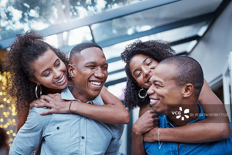 与朋友共度的约会之夜更美好图片素材