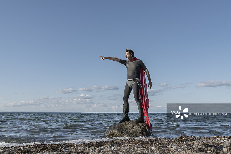 超级英雄从岩石跳入水中，德国图片素材