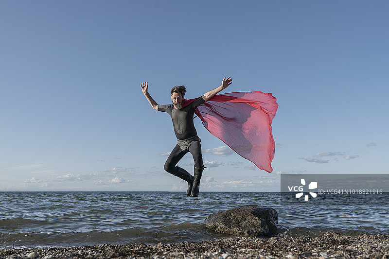 超级英雄从岩石跳入水中，德国图片素材