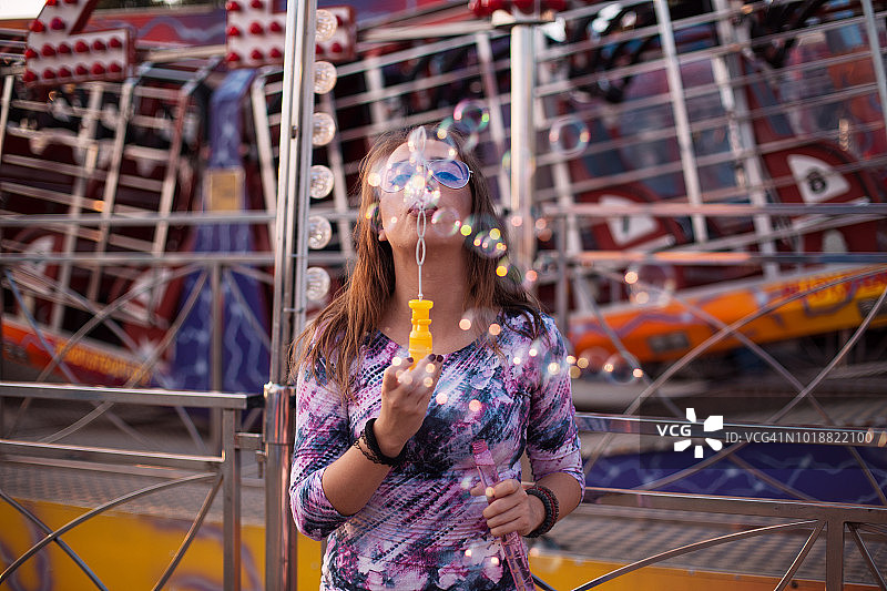 游乐场里的女孩图片素材