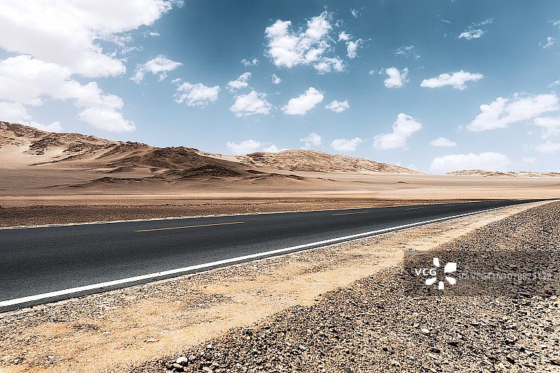 穿过沙漠的道路图片素材