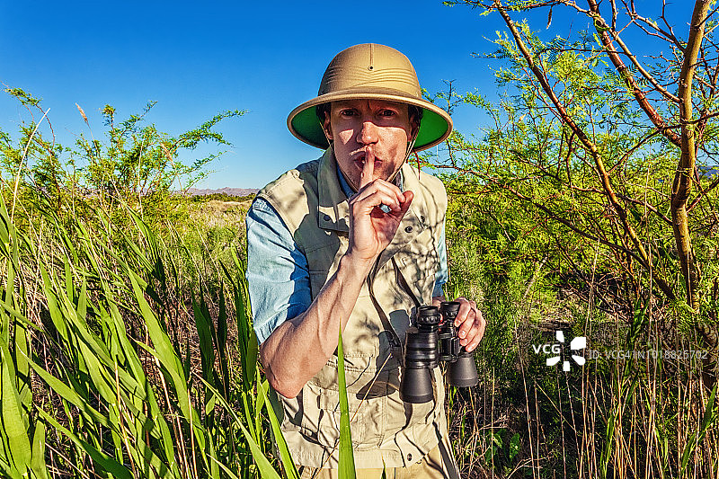 在旅行中发出嘘声的男人图片素材