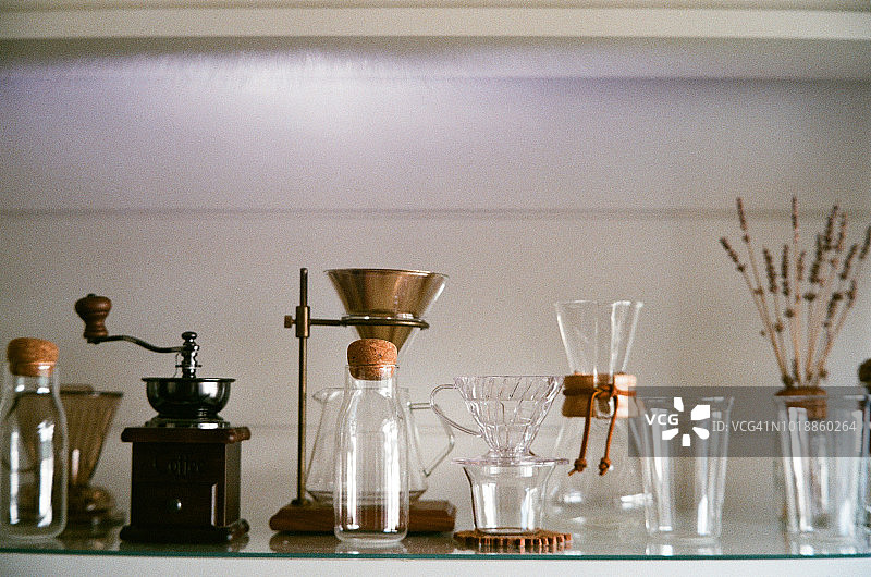 桌上的咖啡壶和过滤工具图片素材
