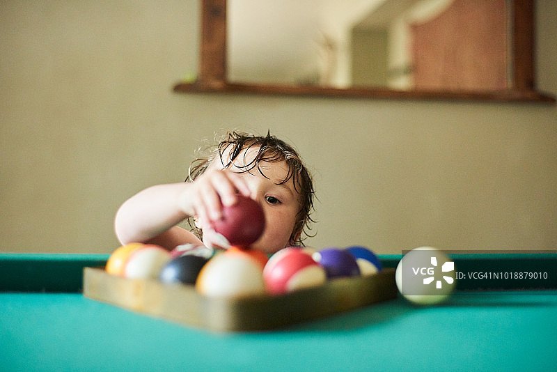 整理台球的儿童图片素材