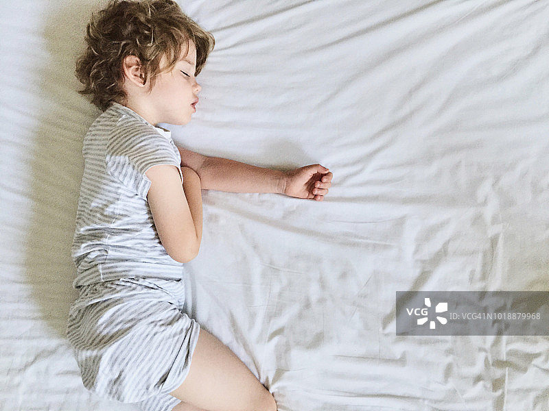 正在睡觉的儿童图片素材