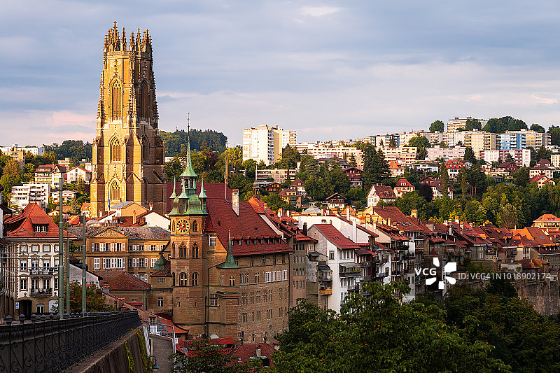 瑞士弗里堡圣尼古拉大教堂的金色光芒图片素材