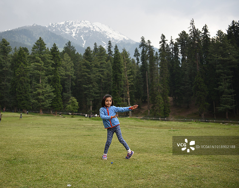 年轻女孩在户外跳舞图片素材