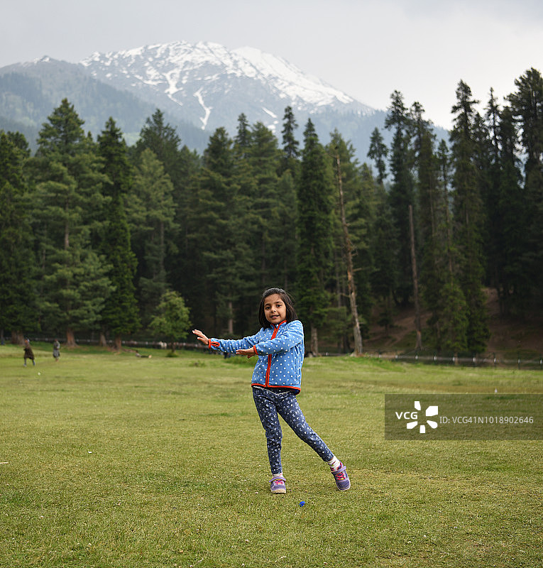 年轻女孩在户外跳舞图片素材
