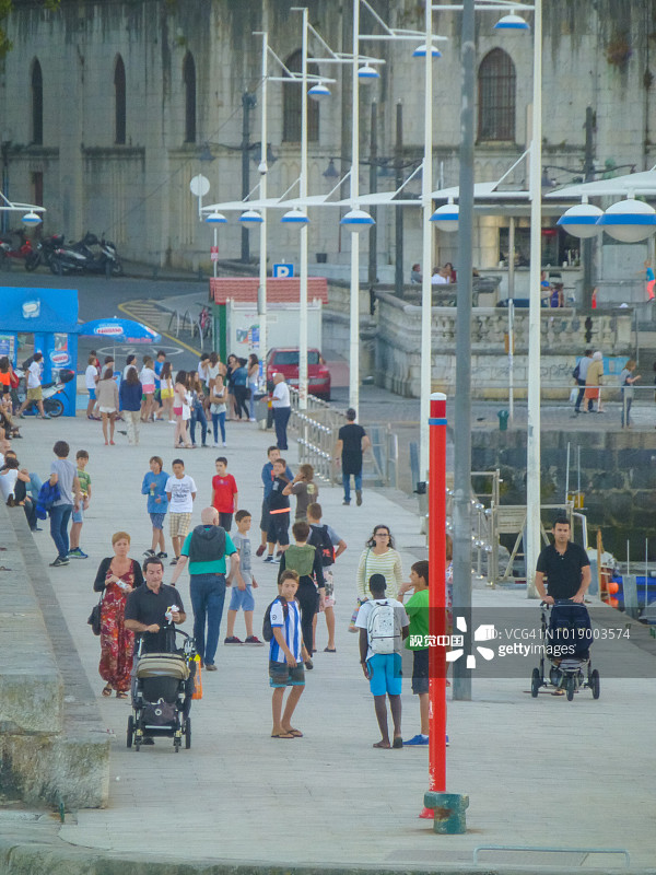 在西班牙巴斯克地区莱凯蒂奥村庄行走的人群图片素材