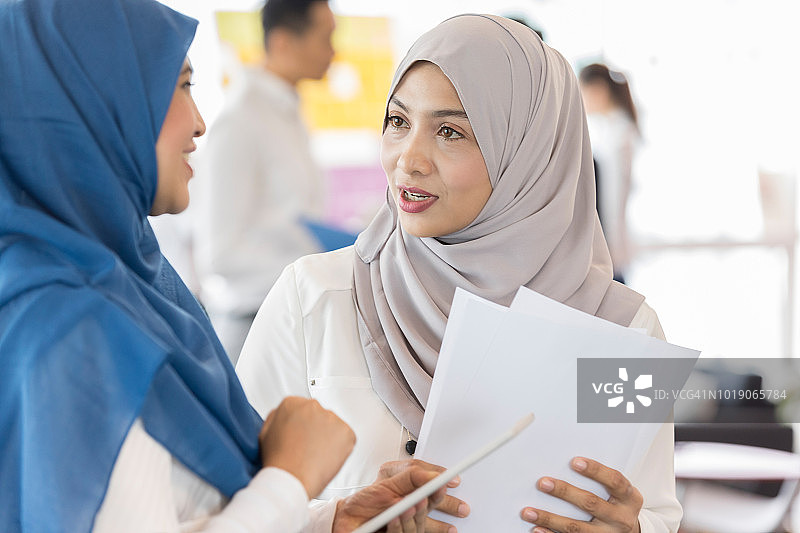 商务女性讨论项目图片素材