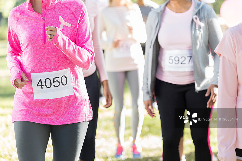 参加乳腺癌防治赛跑的人群图片素材