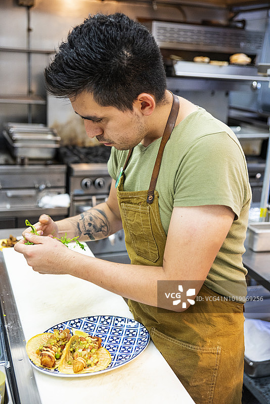 在正宗墨西哥餐厅工作的墨西哥厨师图片素材