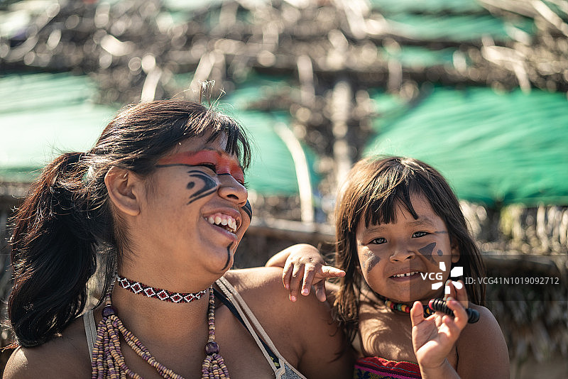 图皮瓜拉尼族的巴西原住民姐妹肖像图片素材