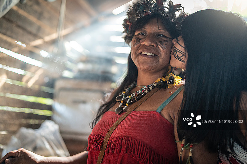 来自图皮瓜拉尼族的巴西土著母女肖像，在小屋里图片素材