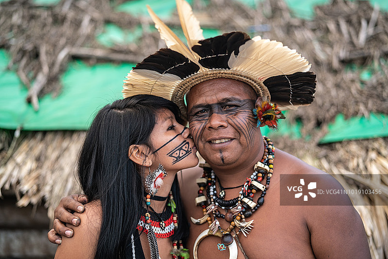 来自瓜拉尼族的巴西土著中年男子和她的女儿图片素材