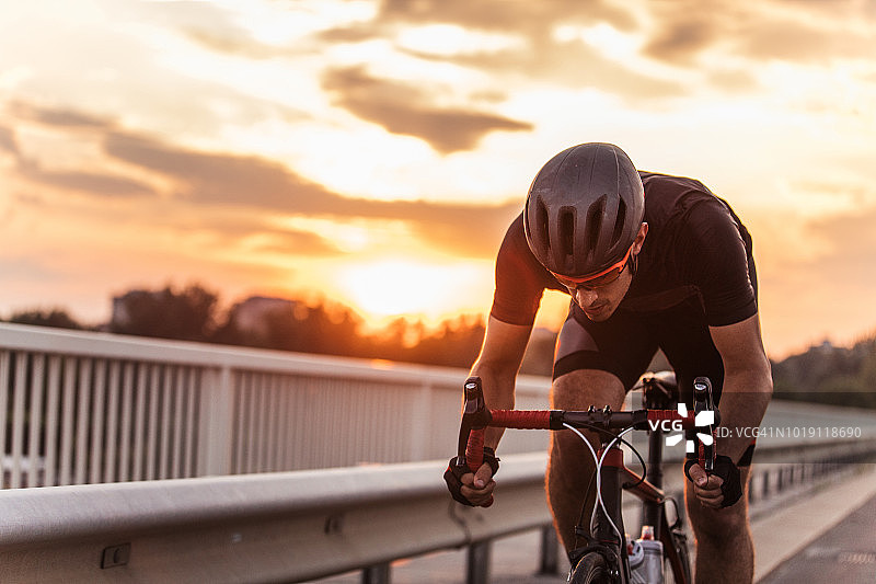骑自行车的运动男人图片素材