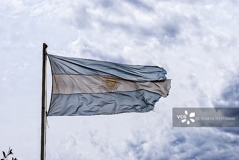 阿根廷国旗在魔鬼喉咙瀑布上图片素材
