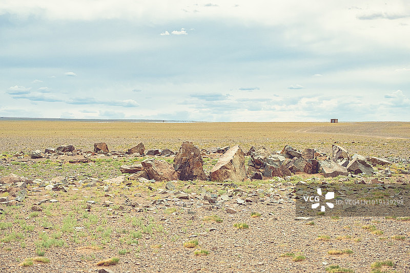 蒙古戈壁沙漠上的圆形石头古墓图片素材
