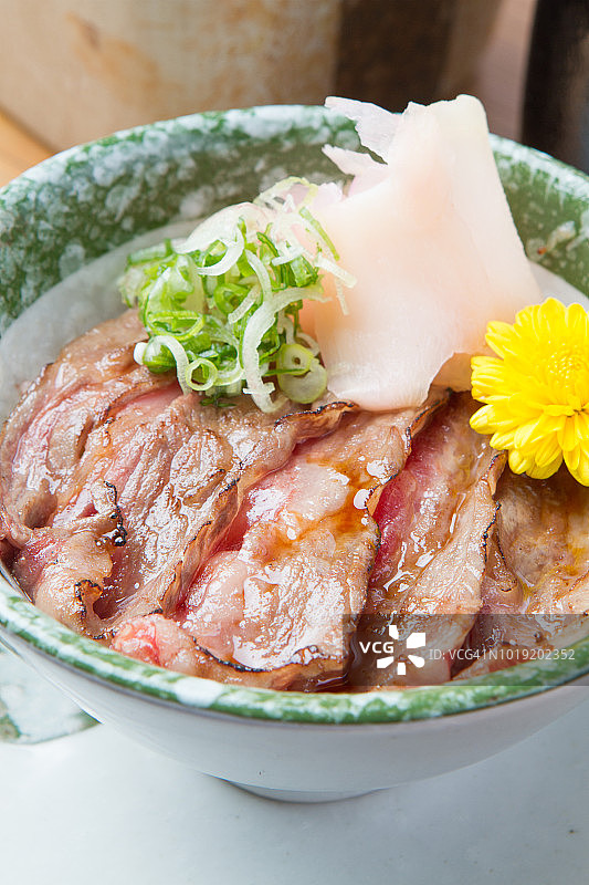 竹盘上的日本料理寿司、刺身、丼饭图片素材