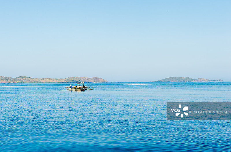 在科隆，等待游客在岛屿之间旅行的船只图片素材