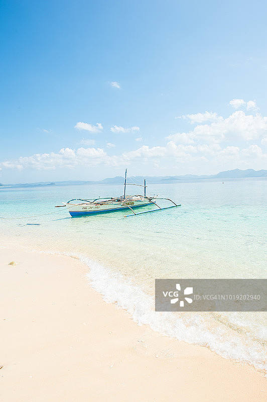 在科隆，等待游客在岛屿之间旅行的船只图片素材