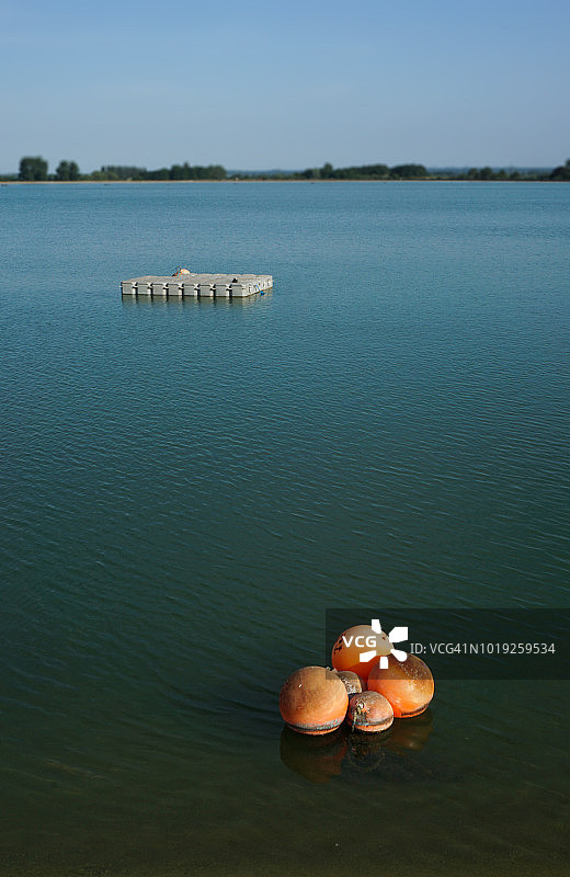水库中的橙色浮标和浮筒群图片素材