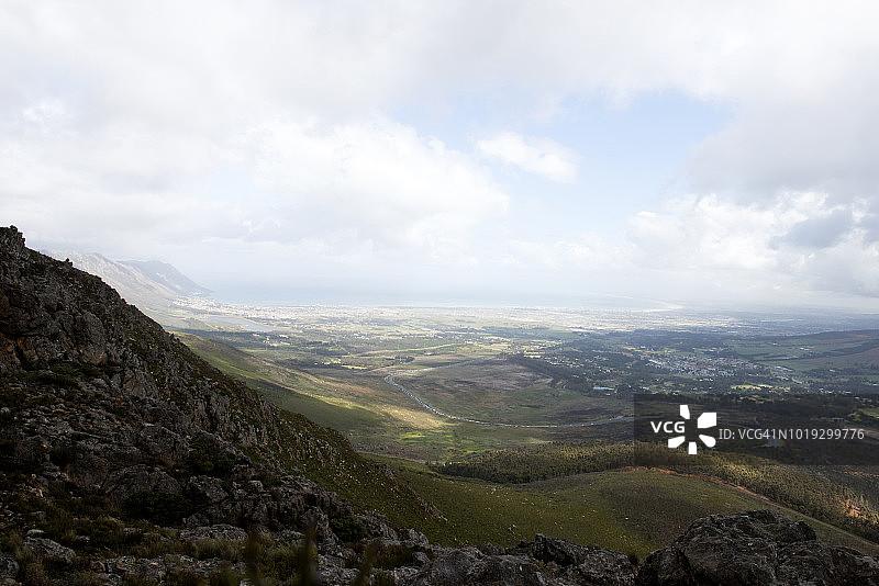 从霍屯督荷兰山向西眺望福尔斯湾、N2高速公路和萨默塞特西，远处是南非开普敦图片素材