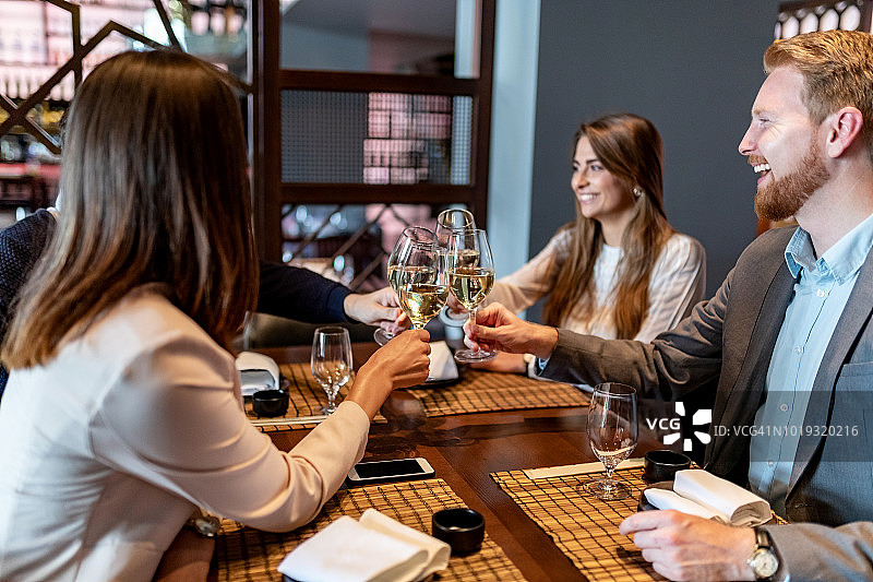 工人在寿司吧祝酒图片素材