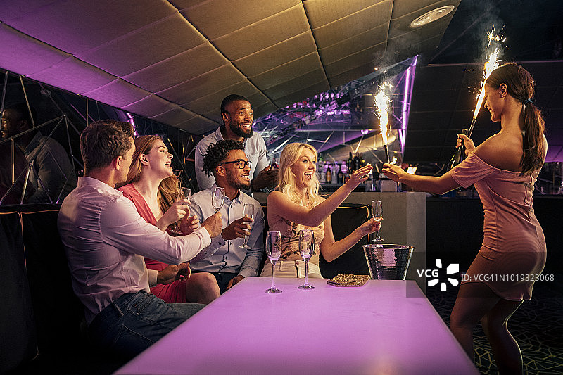 朋友们庆祝新年图片素材