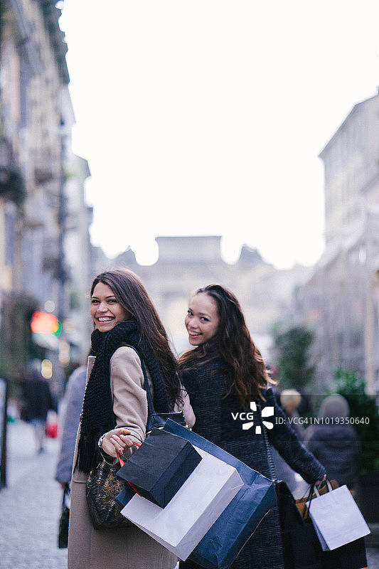 女性朋友们圣诞节购物图片素材