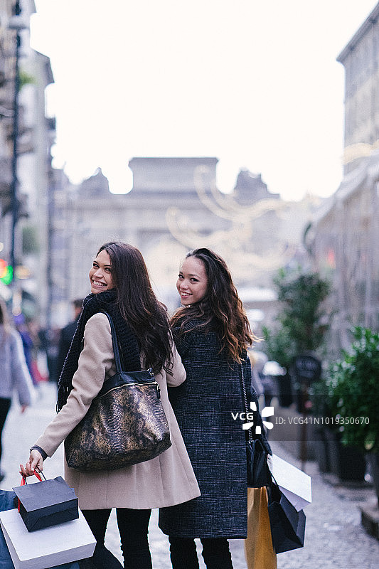 女性朋友冬季购物图片素材