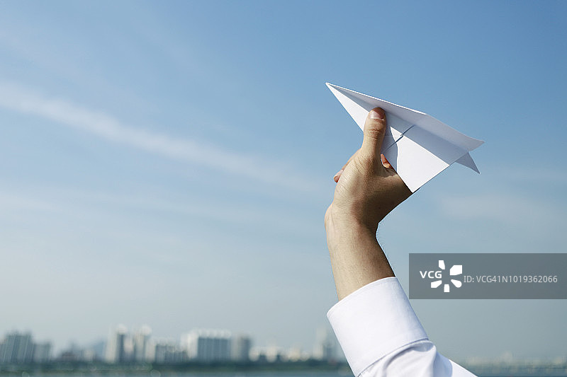 男人手持纸飞机特写图片素材