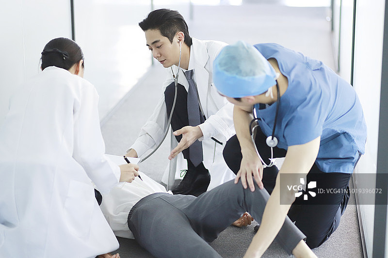 医生用听诊器检查无意识的女人图片素材