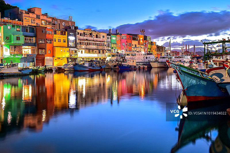 中国台湾基隆正滨渔港的彩色建筑图片素材