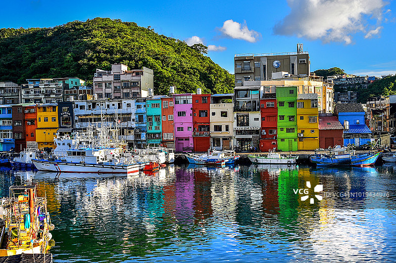 中国台湾基隆正滨渔港的彩色建筑图片素材