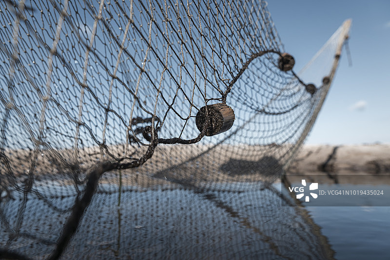 海滩水中的渔网图片素材