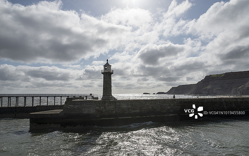 英格兰北约克郡惠特比东码头灯塔图片素材