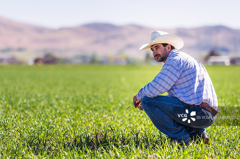 在耕地上劳作的美国农民图片素材