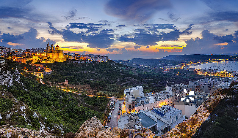蓝色时分的梅利哈小镇图片素材