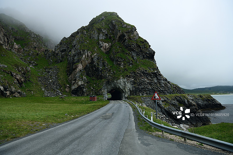 挪威北部安岛克莱沃登的沿海公路和隧道图片素材