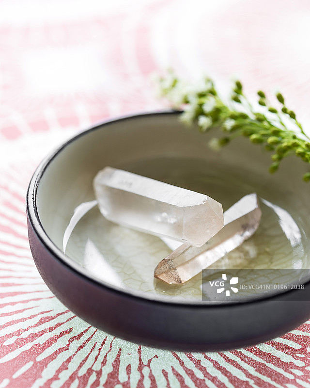 用于水晶治疗的各种赤铁矿、橘色和透明石英图片素材