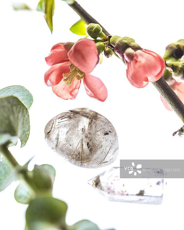 含草莓石英小尖头的金红石石英图片素材