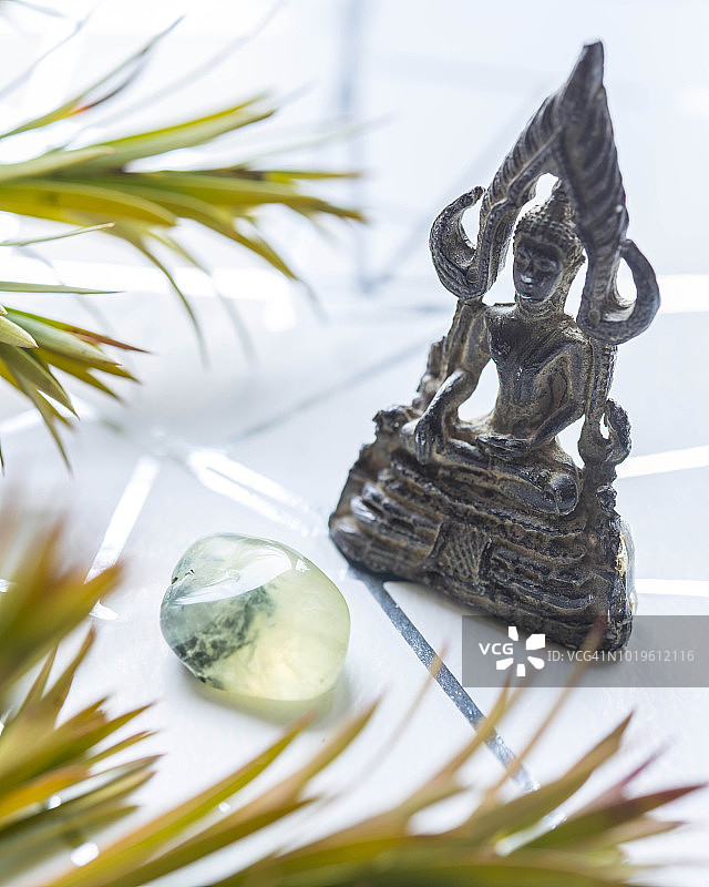 抛光黄色方柱石与青铜佛像图片素材