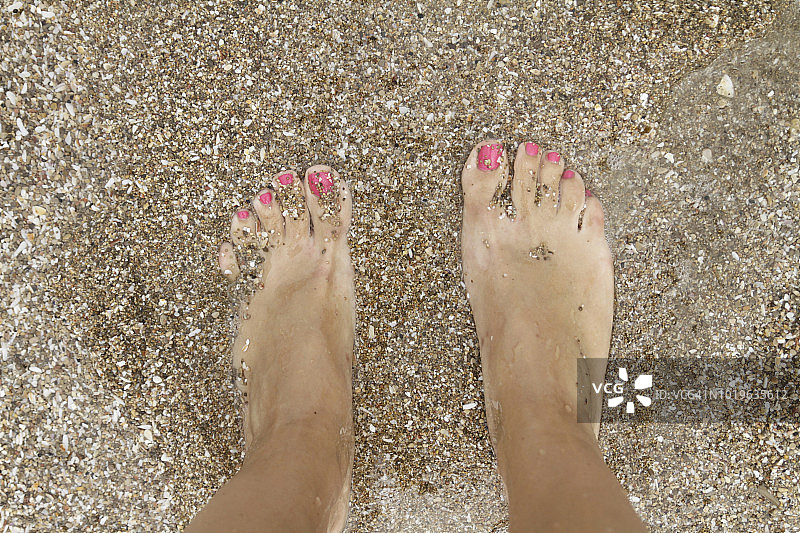 沙滩上的女士的脚图片素材