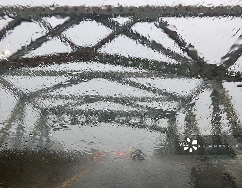 雨中驾车过桥的公路景观图片素材